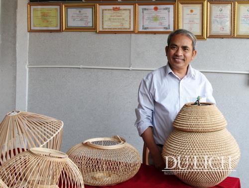 Nghệ nhân mây tre đan Nguyễn Văn Tĩnh - gia đình ông là gia đình duy nhất làm nghề thủ công truyền thống ở Hà Nội có ba đời đều được phong nghệ nhân - sẽ trình diễn kỹ thuật và giới thiệu sản phẩm mây tre đan của làng nghề Phú Vinh tại sự kiện 